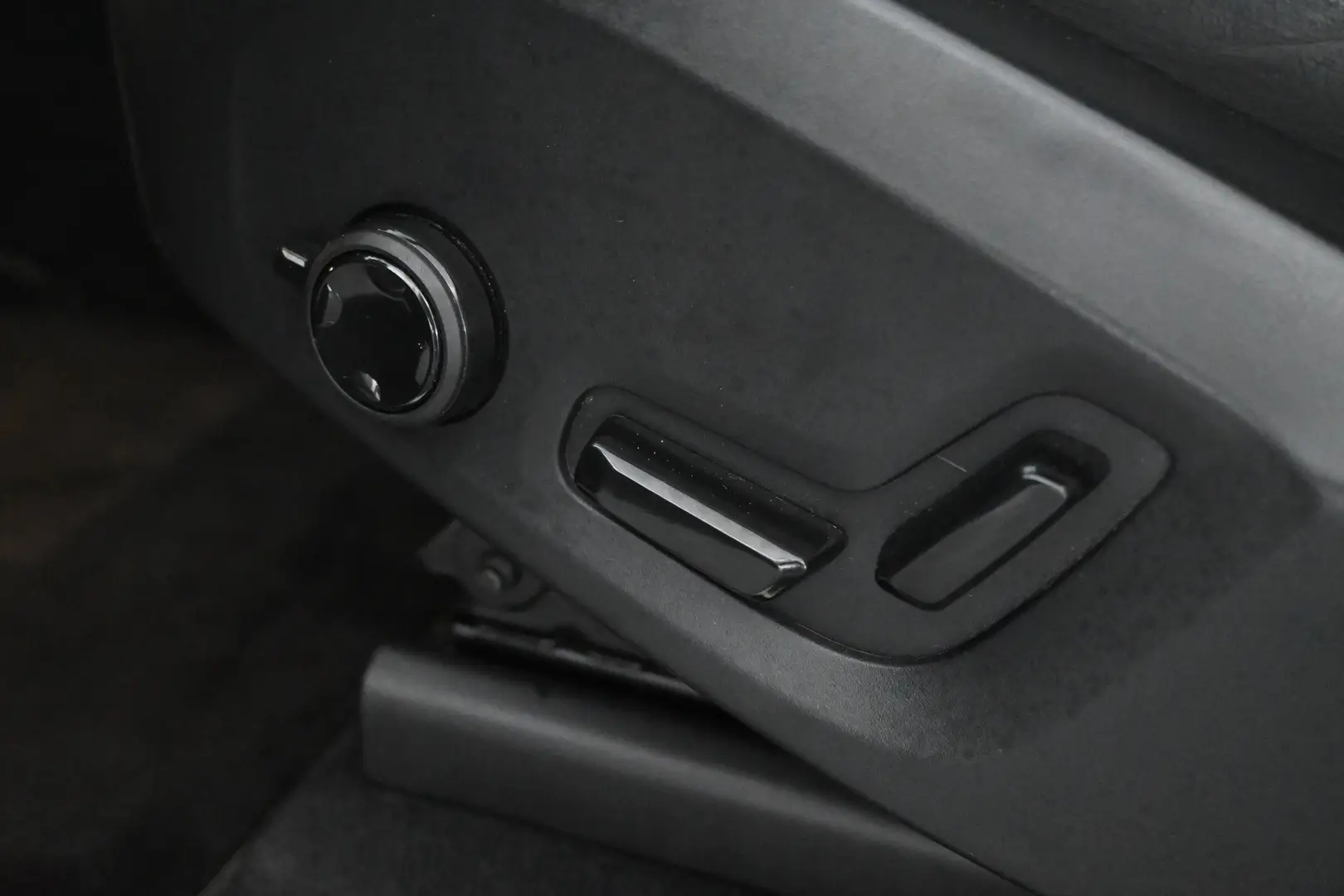 Car Image - 2SsgJc5xlq2Uqx61A9revj