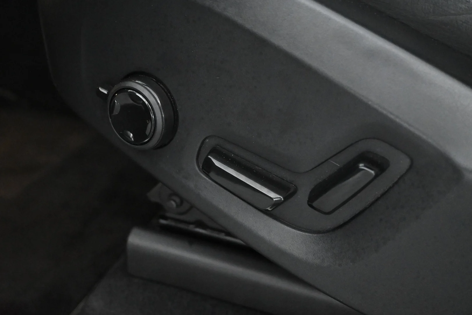 Car Image - 2SsgJc5xlq2Uqx61A9revj