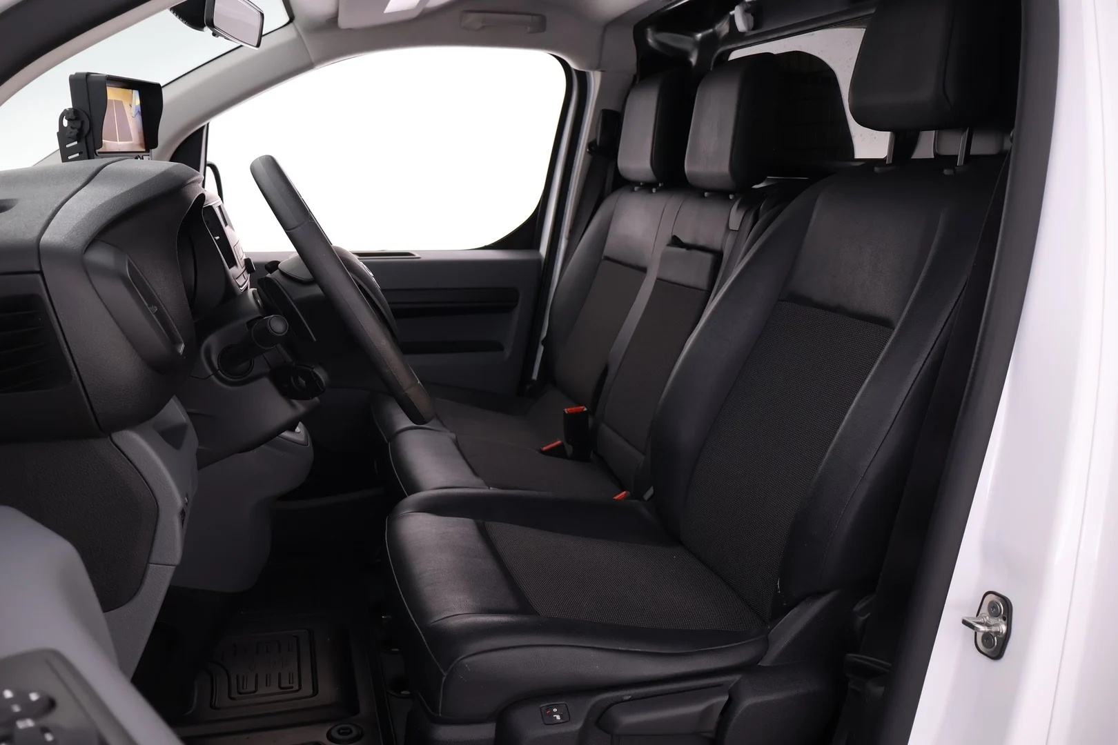 Car Image - 7AicrGbSDnw677344DfUH9