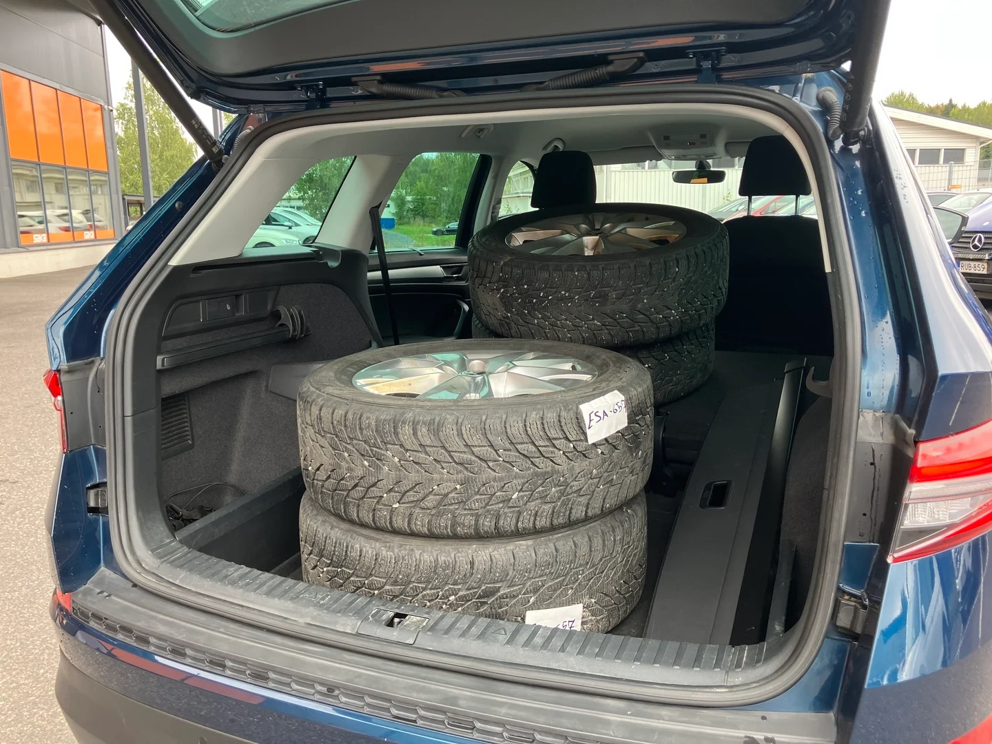 Car Image - FZcZmBvXsrdqV9vLdm3NM