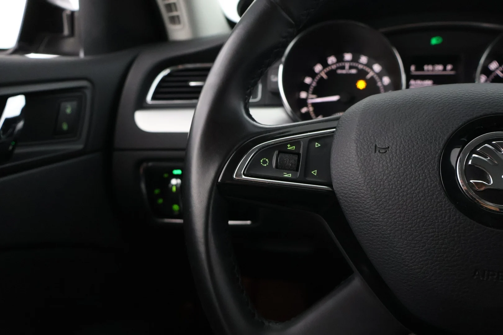Car Image - 1J8MUYeVz1bWvH0e0N04zy