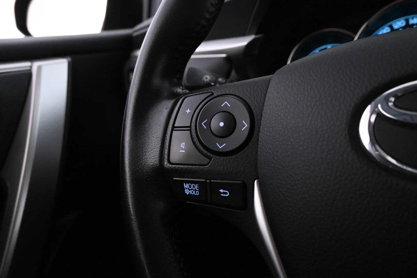 Car Image - 352tLa0KM1xLzKS5JYaJaX