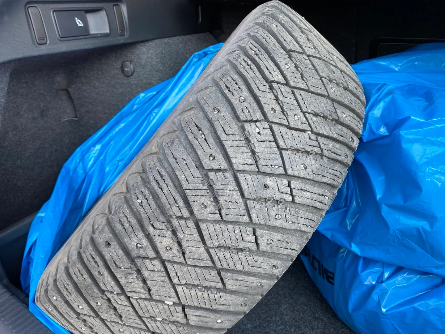 Car Image - 1D1hCris7iIQ37QVWdXhfO