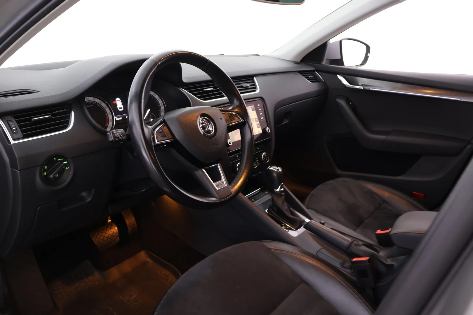 Car Image - 3dkMxoSwl1GNfjNGAokHif