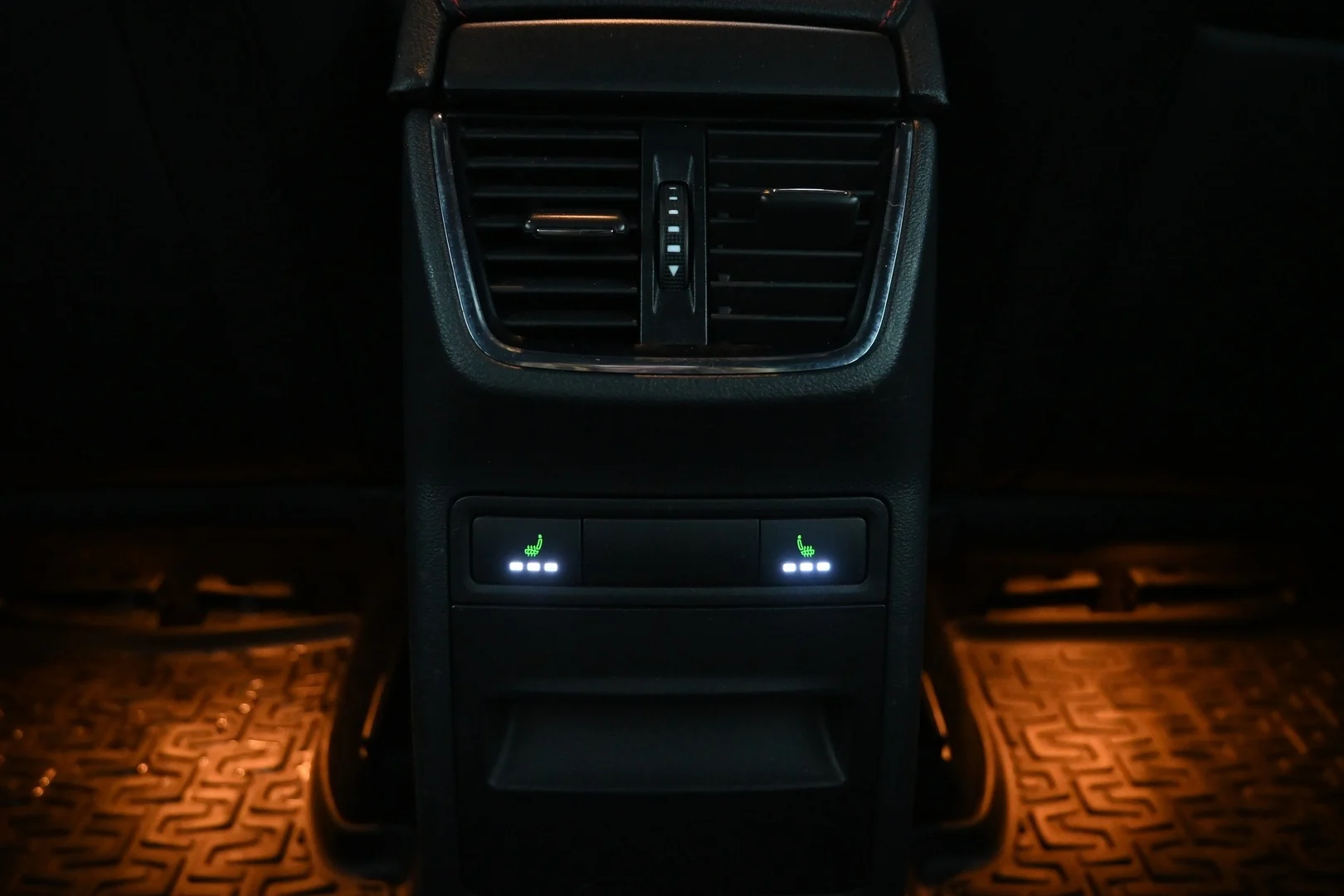 Car Image - 1YovOHW3QaEarbbtDP9Ac4