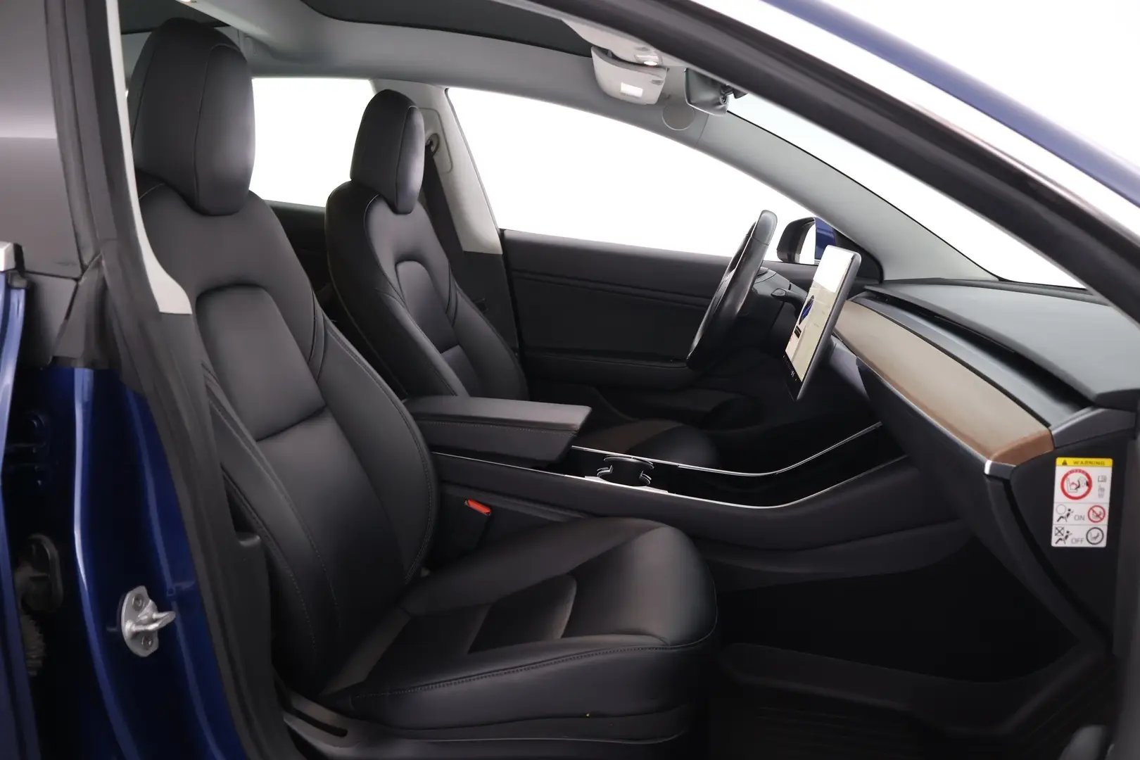 Car Image - 26B0eR7Xux1d9FNwlGEPmd