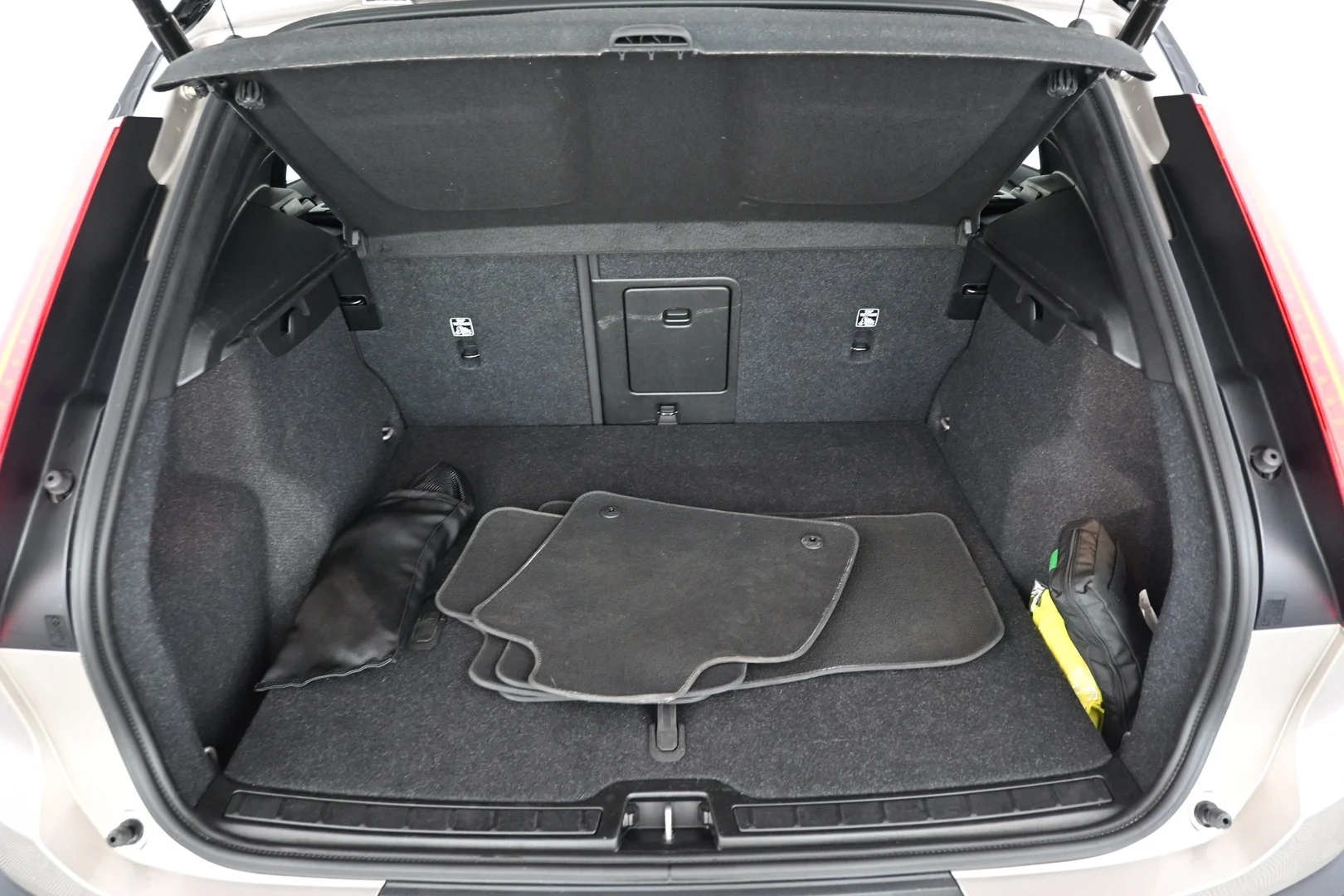 Car Image - 5stahGfvG1hXBwSIOE262o