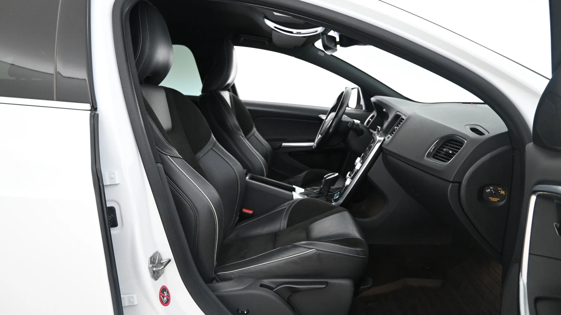 Car Image - 4LrdLb3ZixAT3VfYGYr3Ys