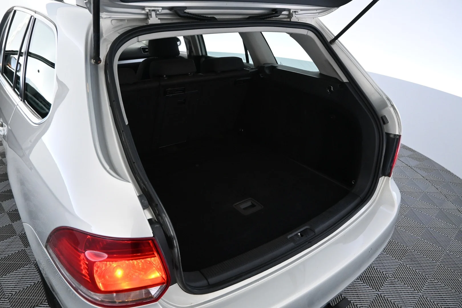Car Image - 69ooroFoxleRgeXpqWQstv