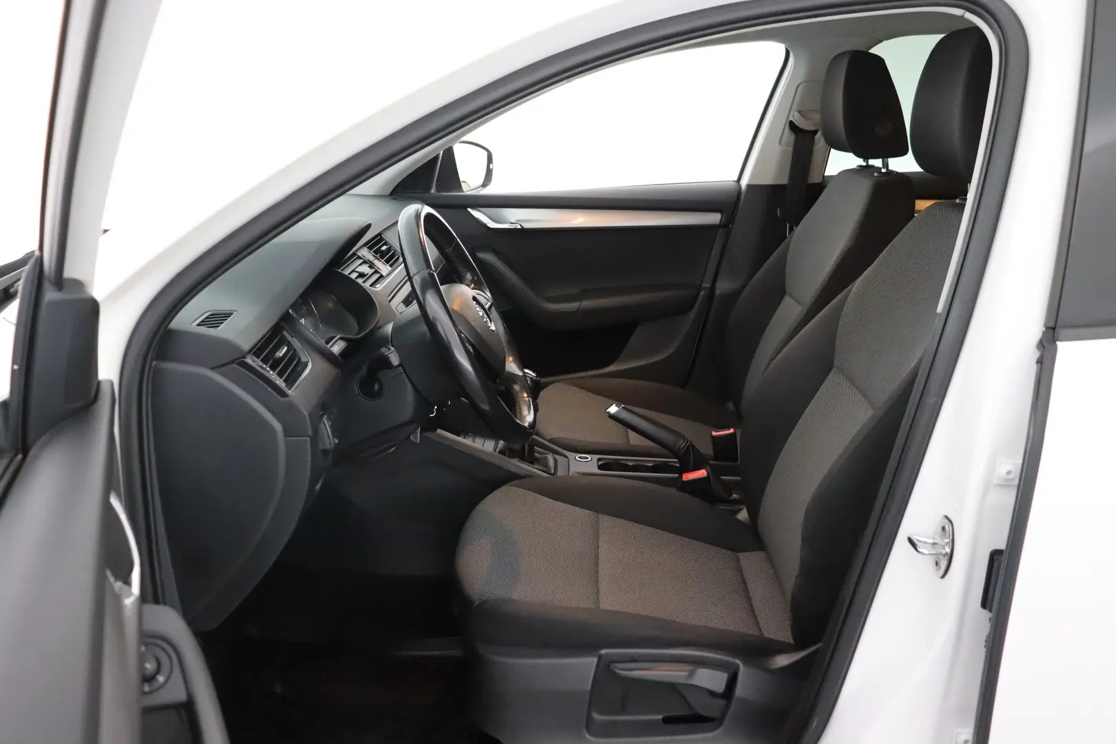 Car Image - V5BxMnSBEgLQF4Nqrz0Ak
