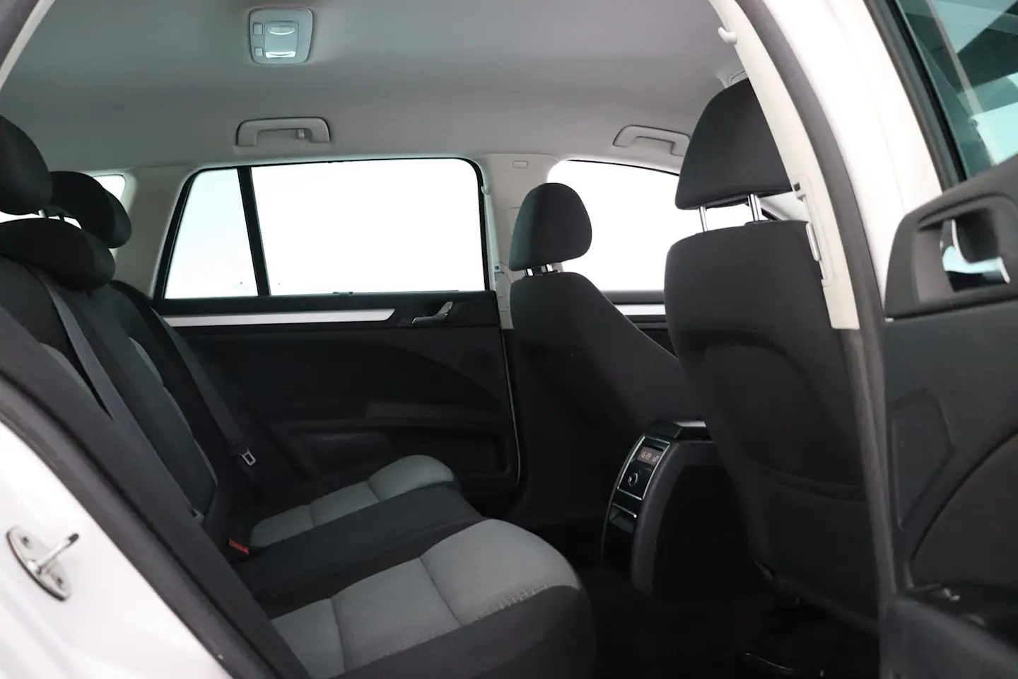 Car Image - 3th09IPSoHXlxBuwXi34r9