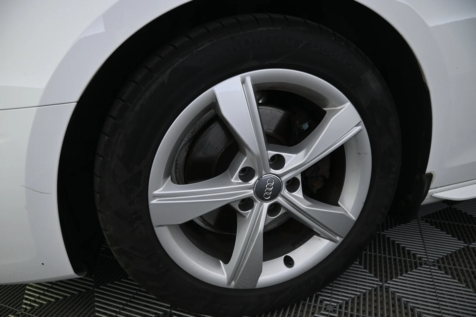 Car Image - 3P9JccJCkTEMR4Q6Z7bO7w