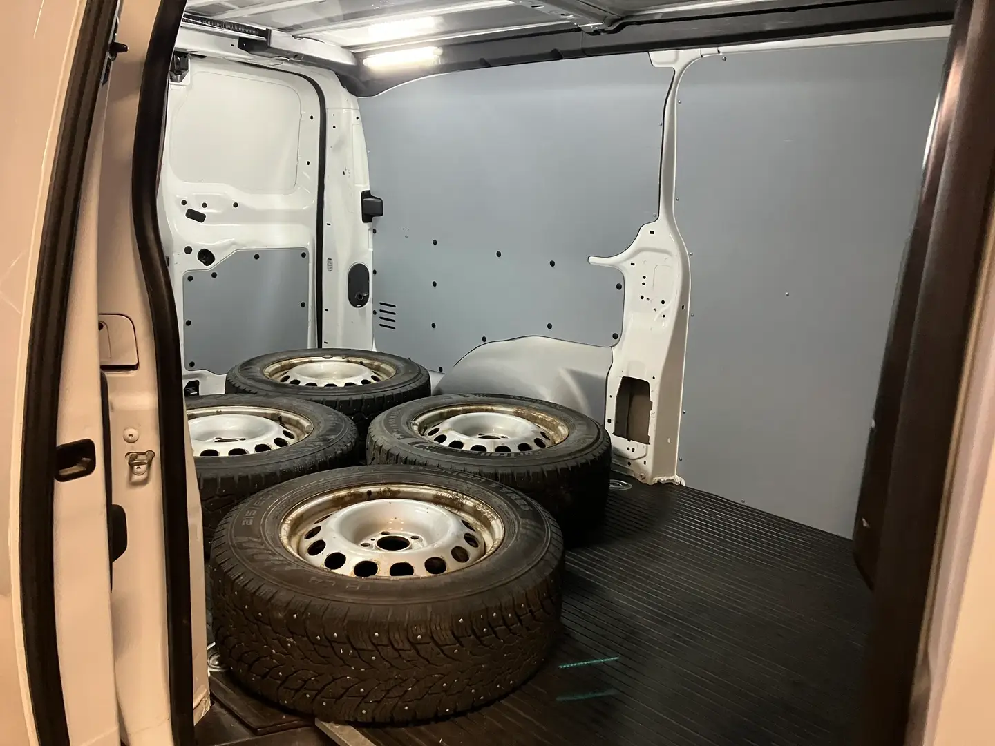 Car Image - 72mBWPY0G0JtPmOe8p8m15