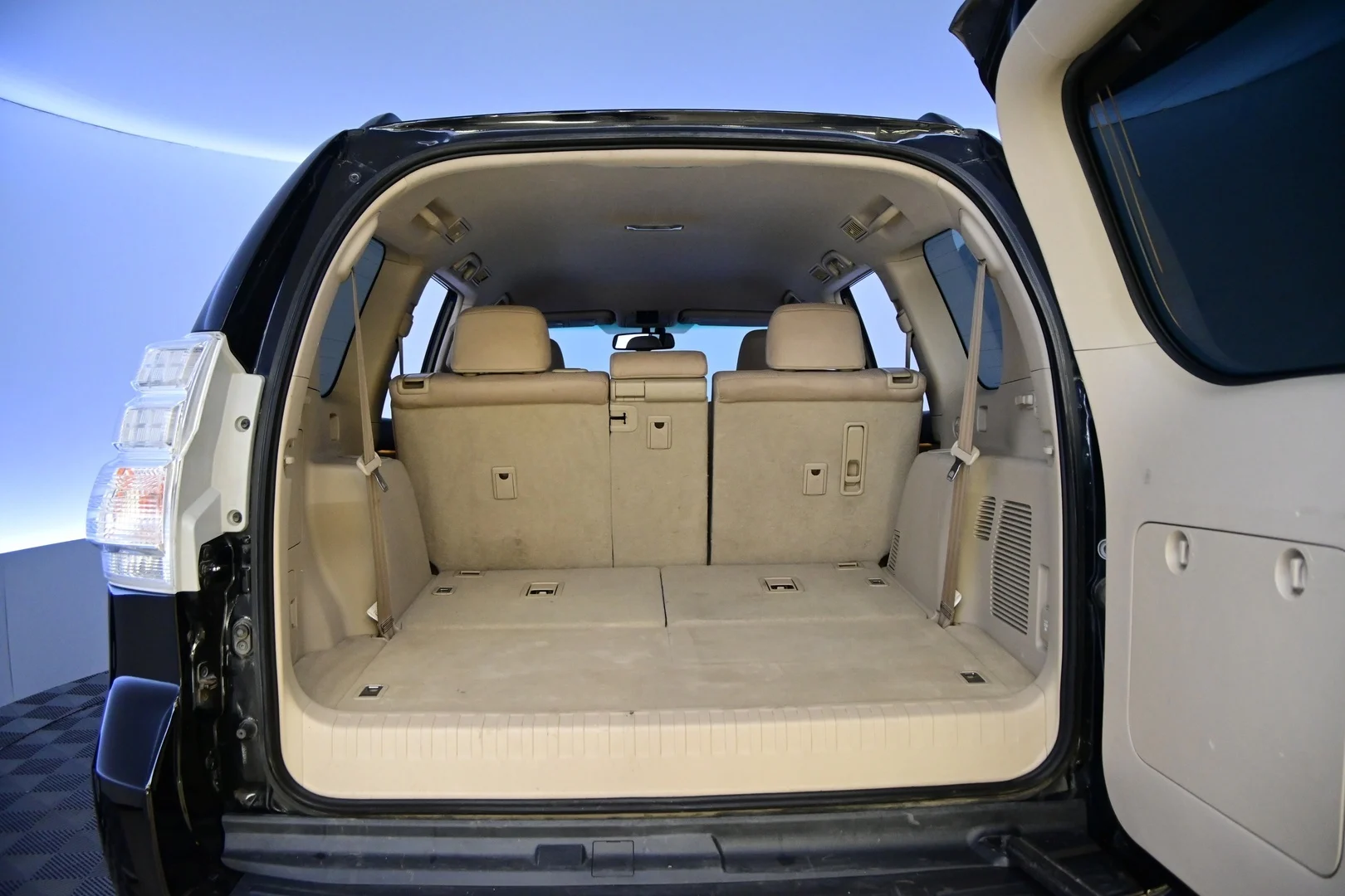 Car Image - 5M5YdG0PzylyqLbdGWuZsi