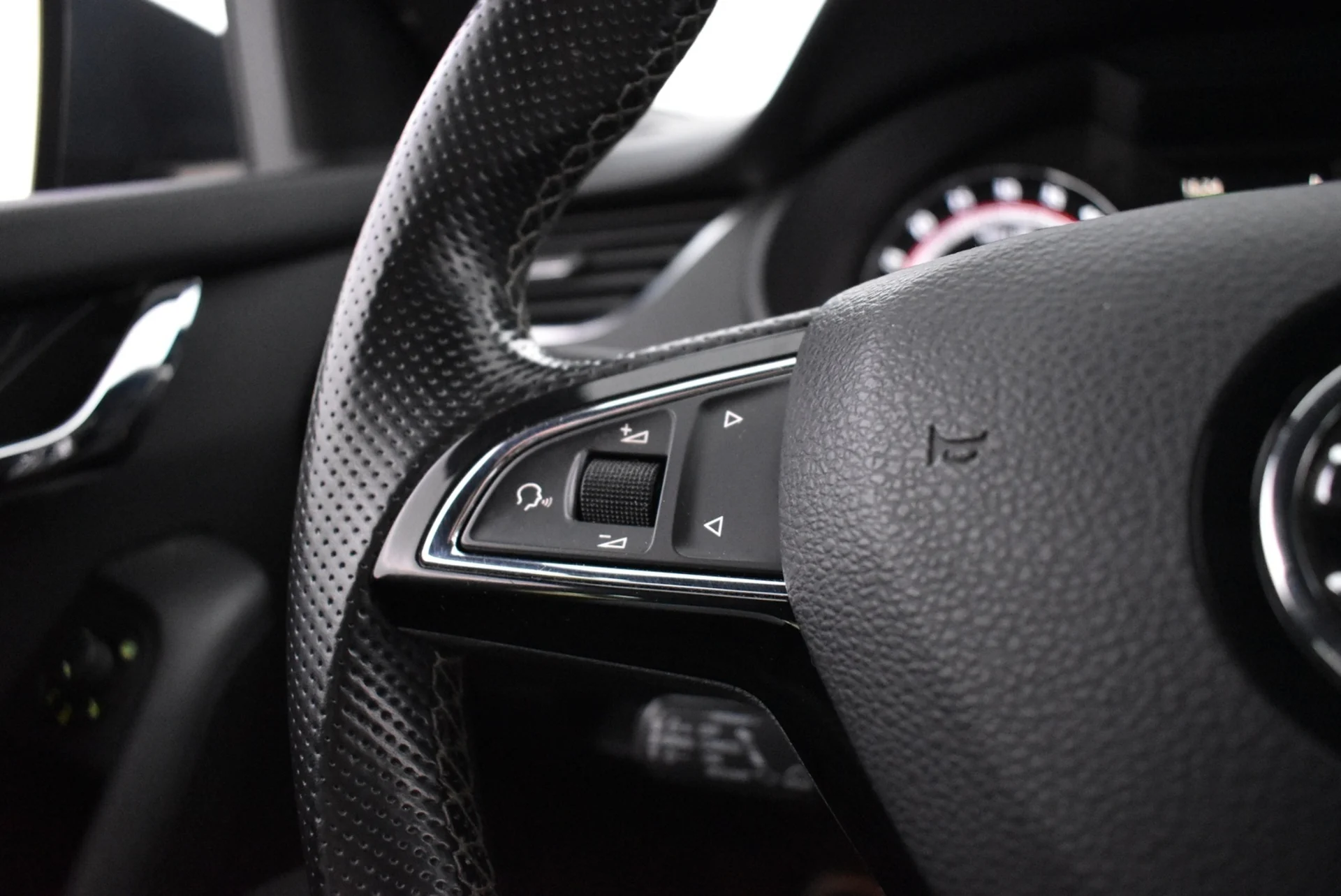 Car Image - ItE7tF32CNFd8XcG3qJ0F