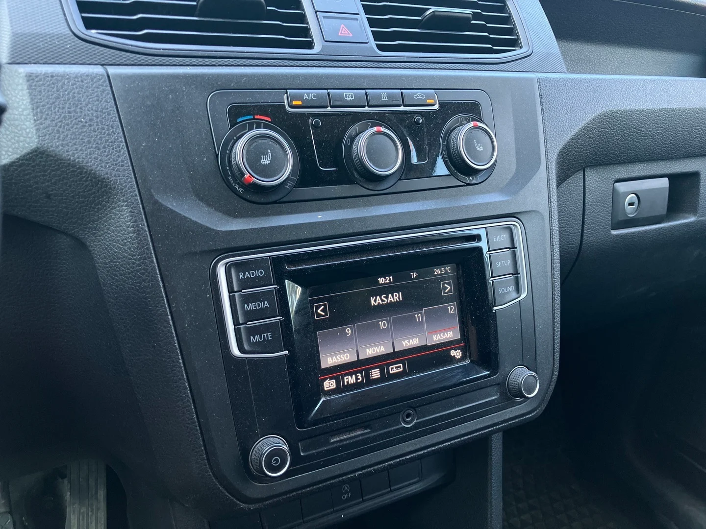 Car Image - 2U7DhF2ATHft33VG1u35cE