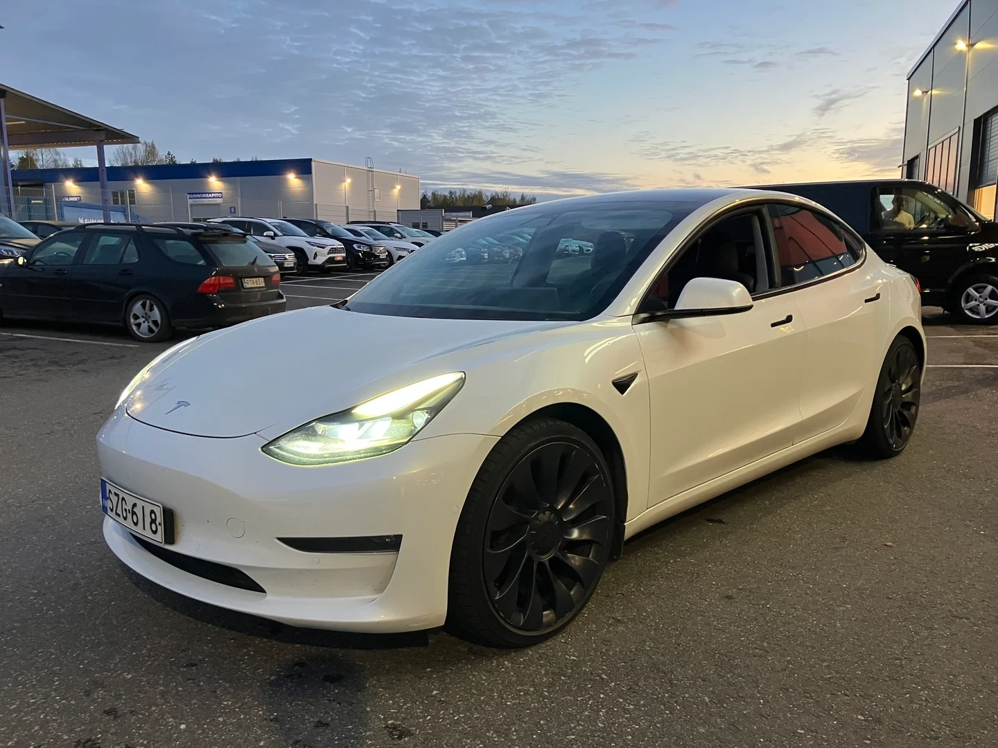 Car Image - 5lQyqKJog49WpmxFa0q96P