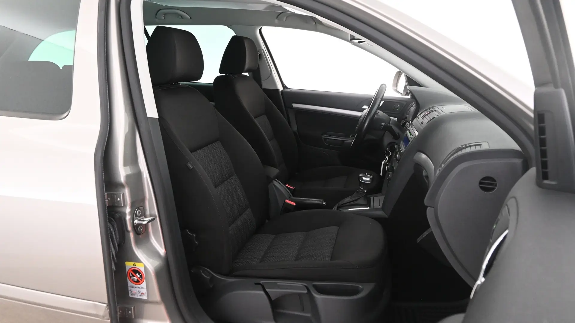 Car Image - 6msjWjLb3S19u5WtiUzpVm