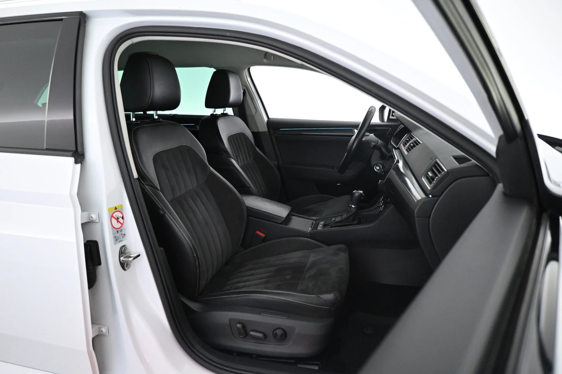 Car Image - 4l6YiS1ywvjkikTaTvpOq8