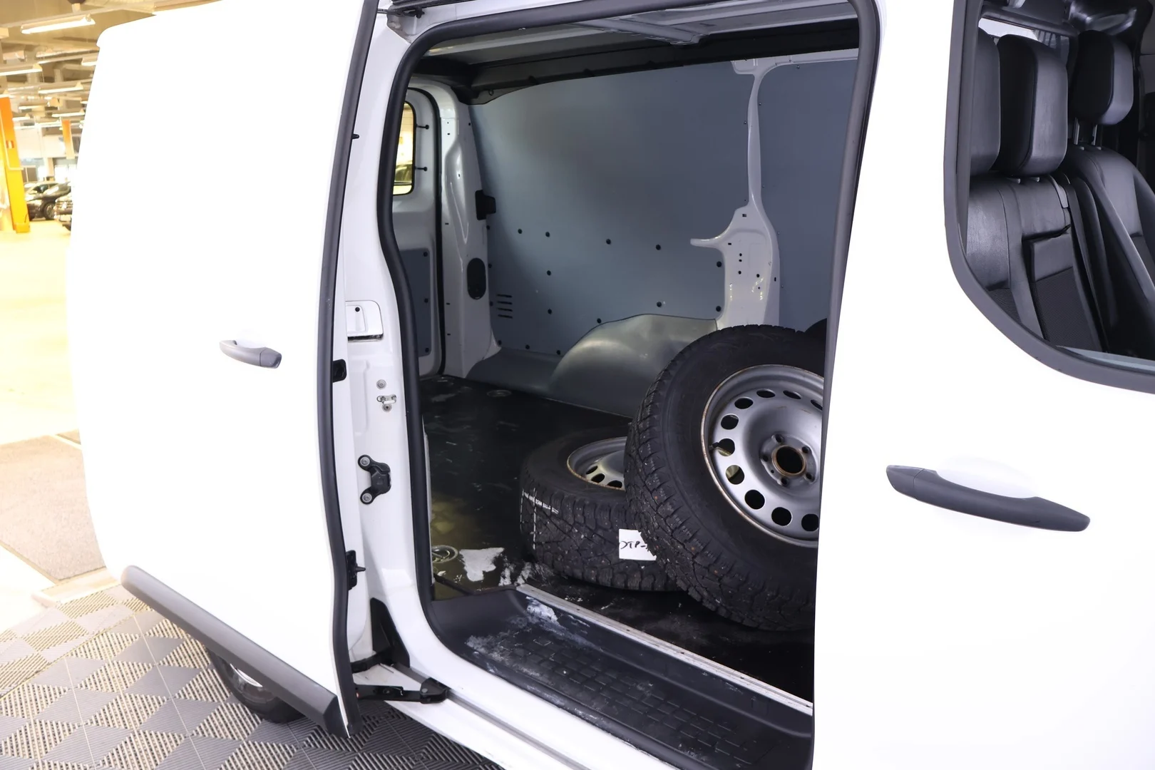 Car Image - 7AicrGbSDnw677344DfUH9