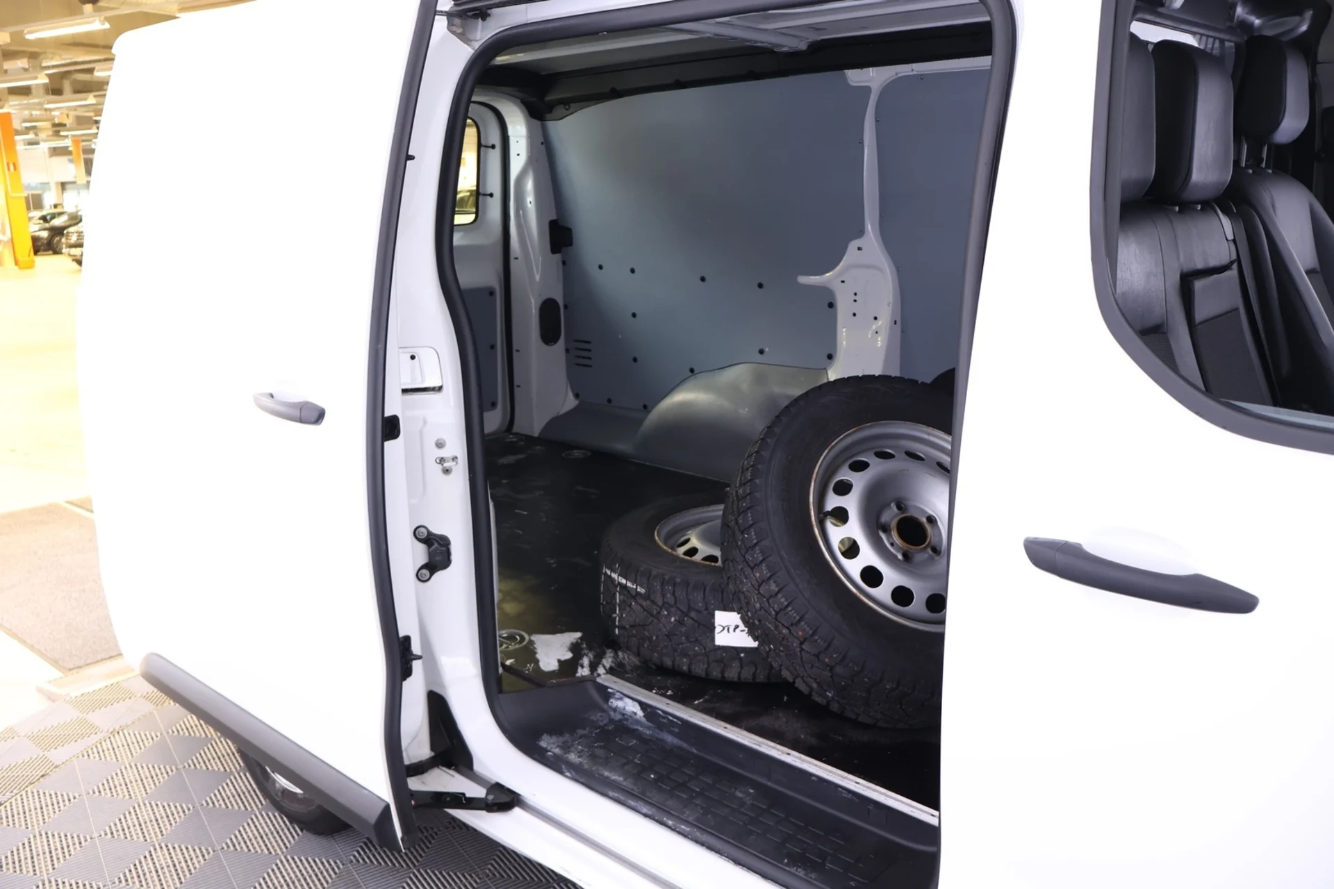 Car Image - 7AicrGbSDnw677344DfUH9