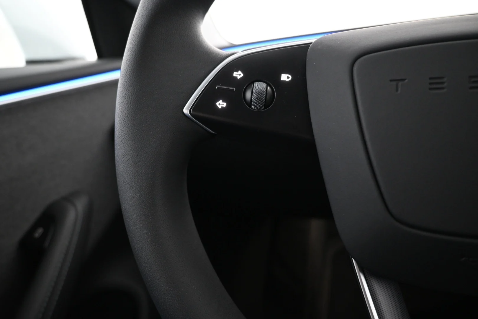 Car Image - 2NF40Y7ijeDCWK5U7Nj2IC