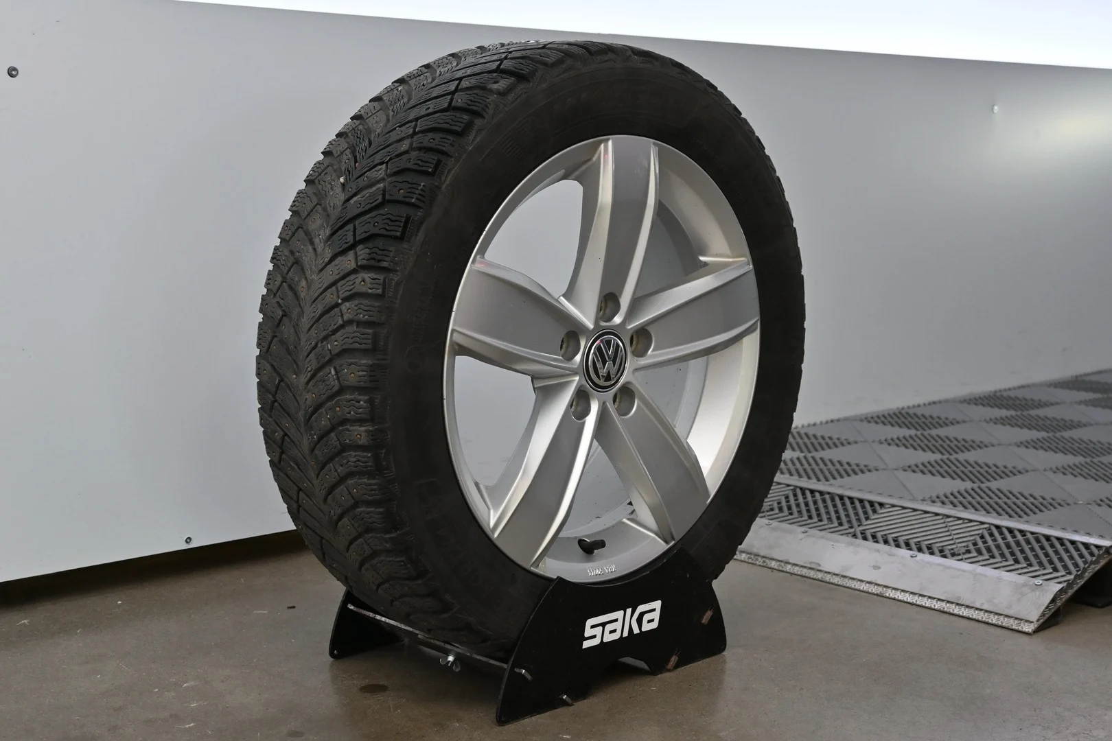 Car Image - 20jC8HIWpMq3UjsmuJ3lGT