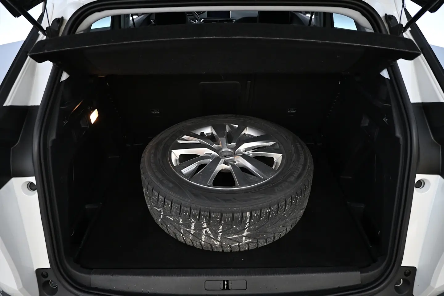 Car Image - kynrHpBG1aD5eKdHkorxg
