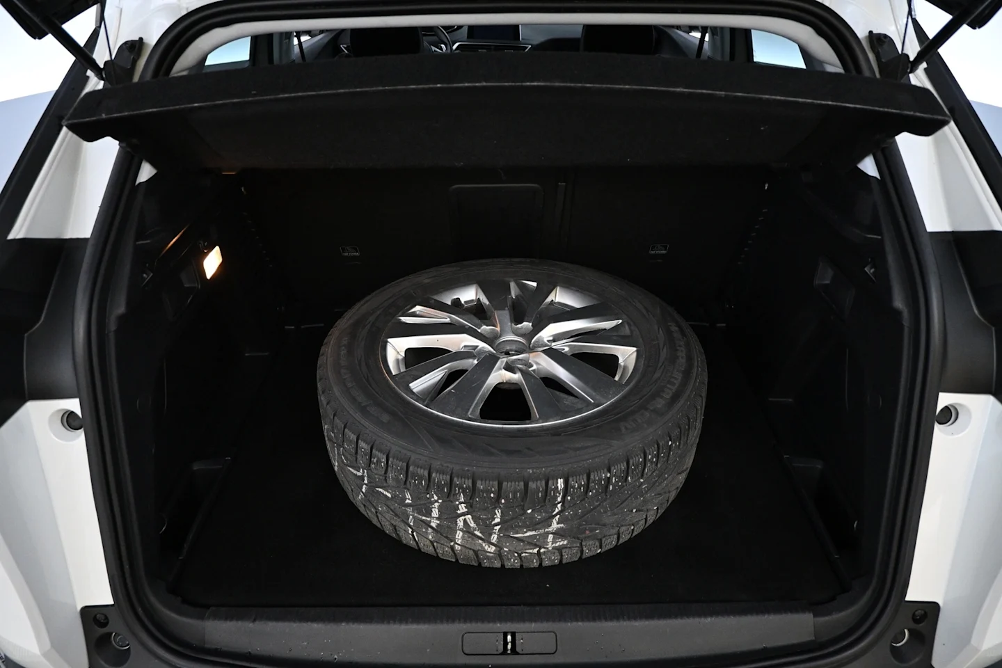 Car Image - kynrHpBG1aD5eKdHkorxg