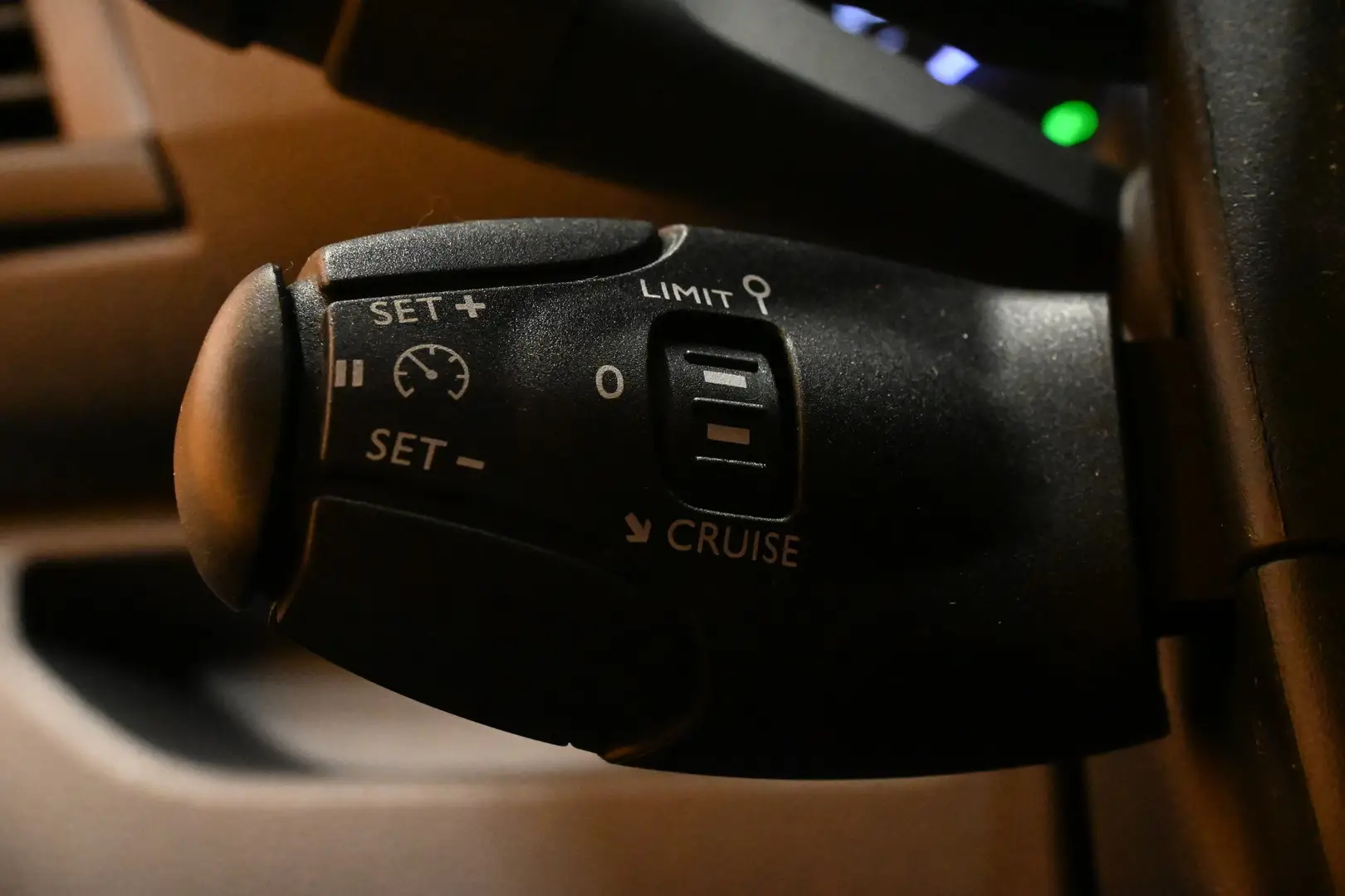 Car Image - 2M320KGY0gGgsQMGsGggDk