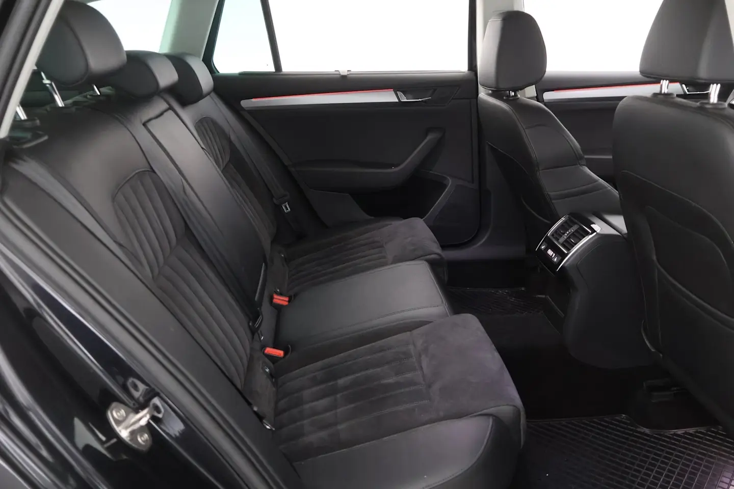 Car Image - 3rhj9ttfv7XUEbrP2QINiC