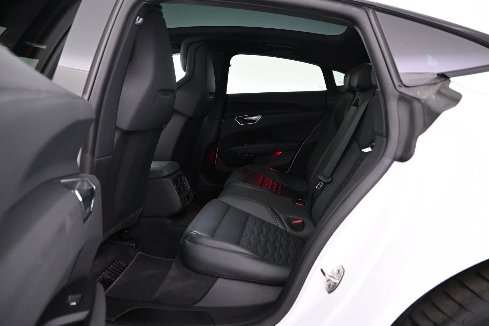 Car Image - 1dnZDa7Gf26mg8YeYR7d3u
