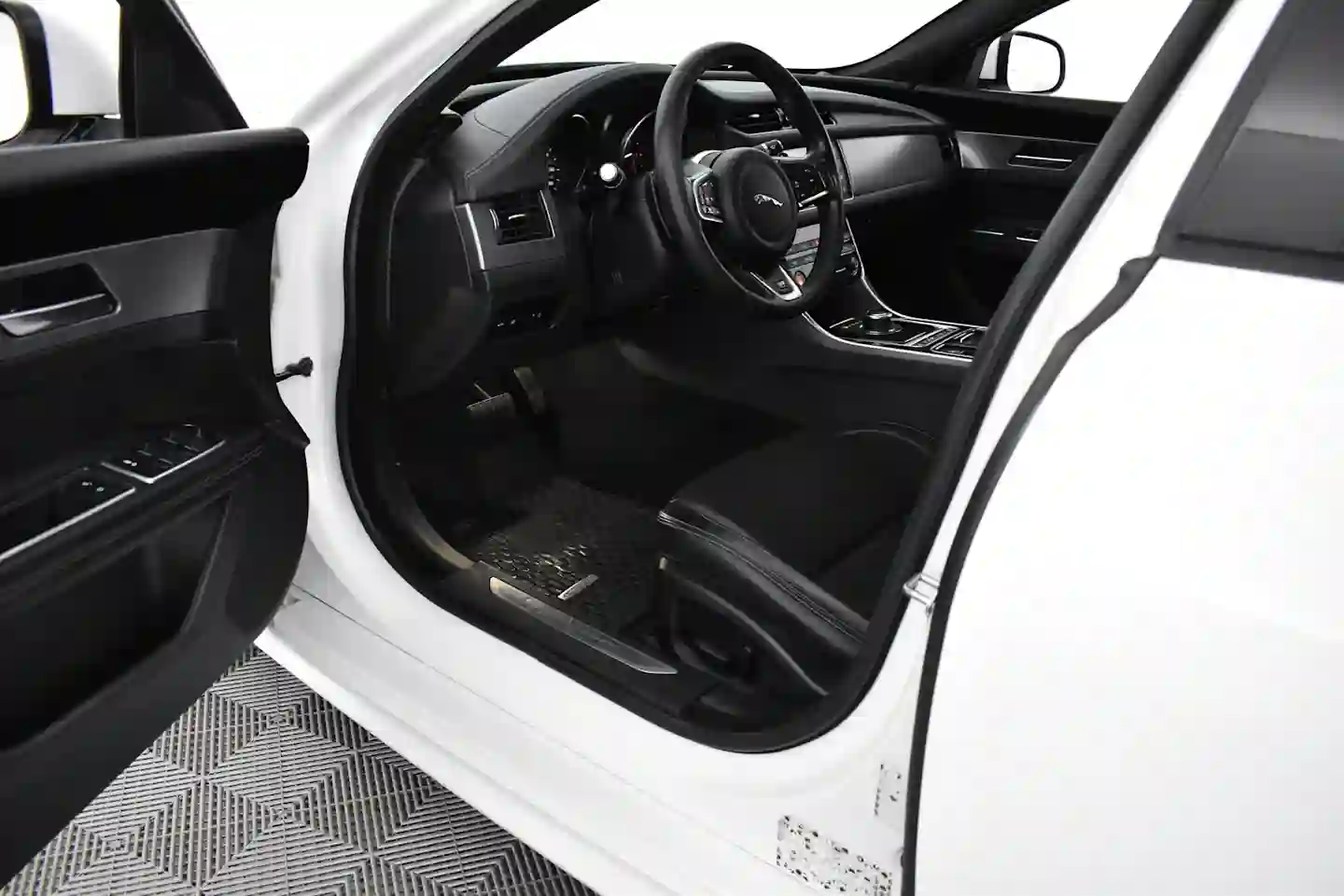 Car Image - zpeCQaUJgUALKnE1hkR5N