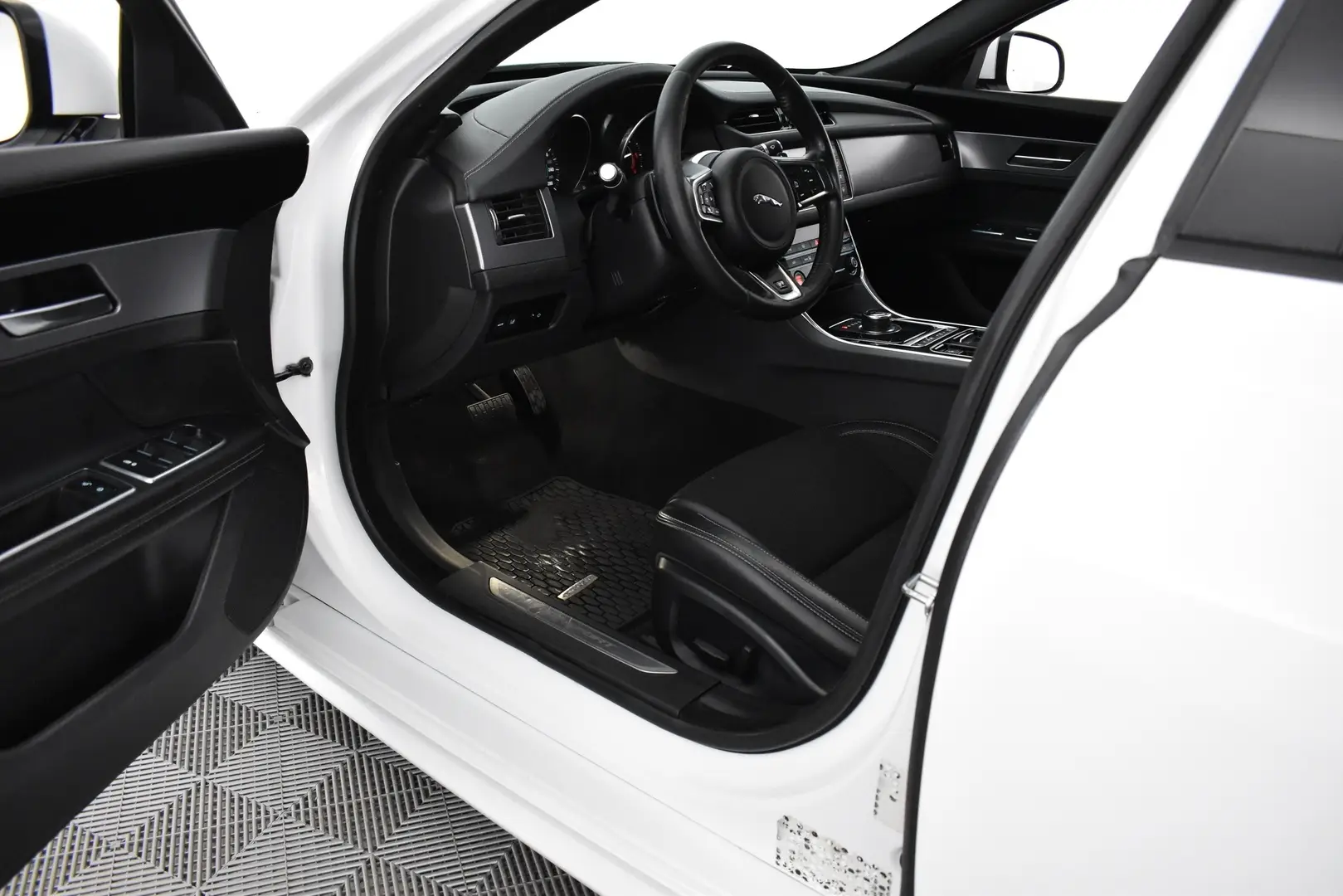 Car Image - zpeCQaUJgUALKnE1hkR5N