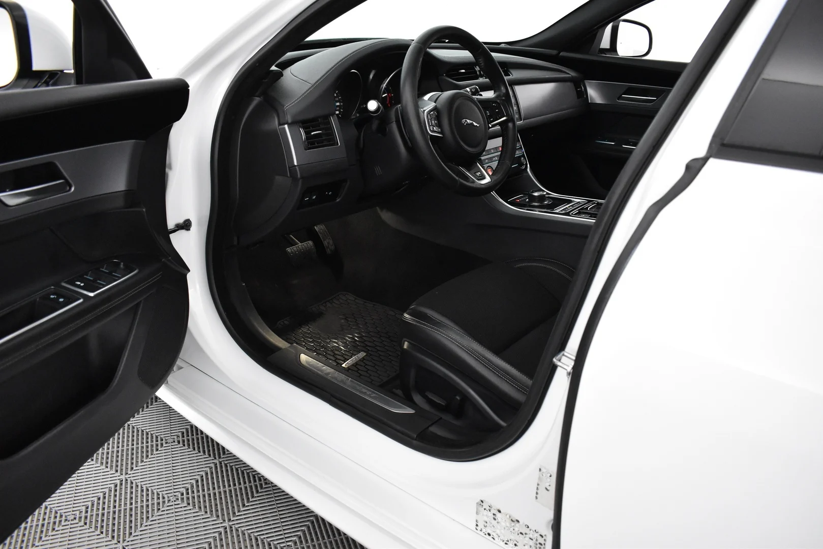 Car Image - zpeCQaUJgUALKnE1hkR5N
