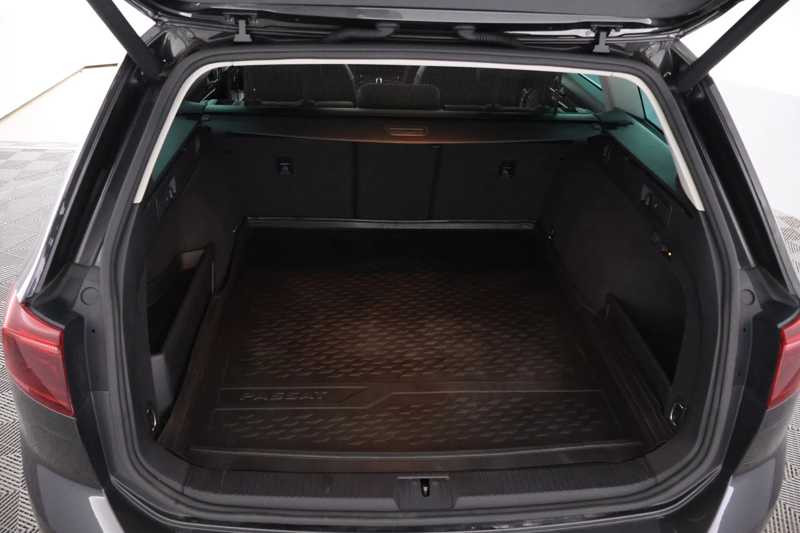 Car Image - W8VJwihnkg52nay5dYEd9