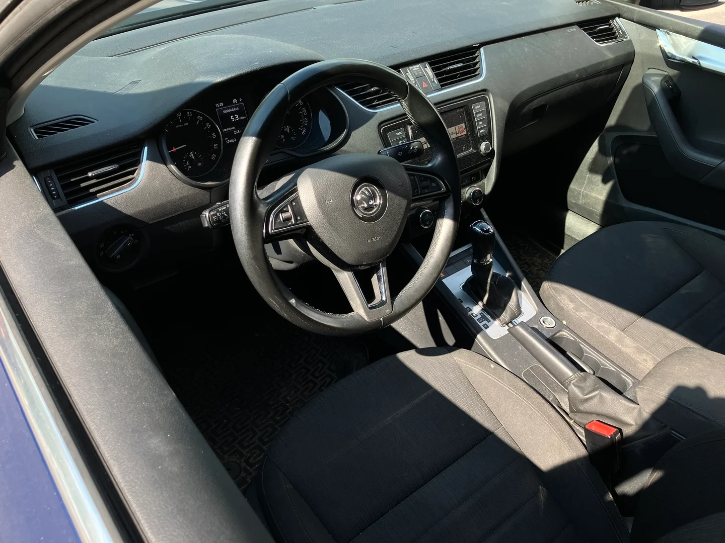 Car Image - 72SFiUHqw3k0LLy9IqUhzn