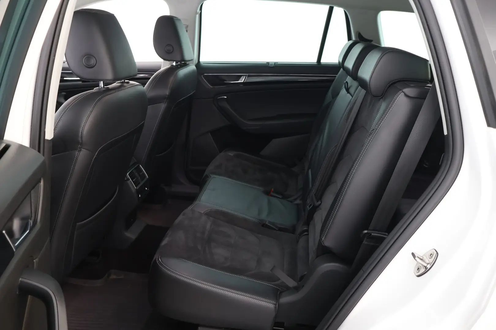 Car Image - 2b6kBY70QkFXrlary0dVQG