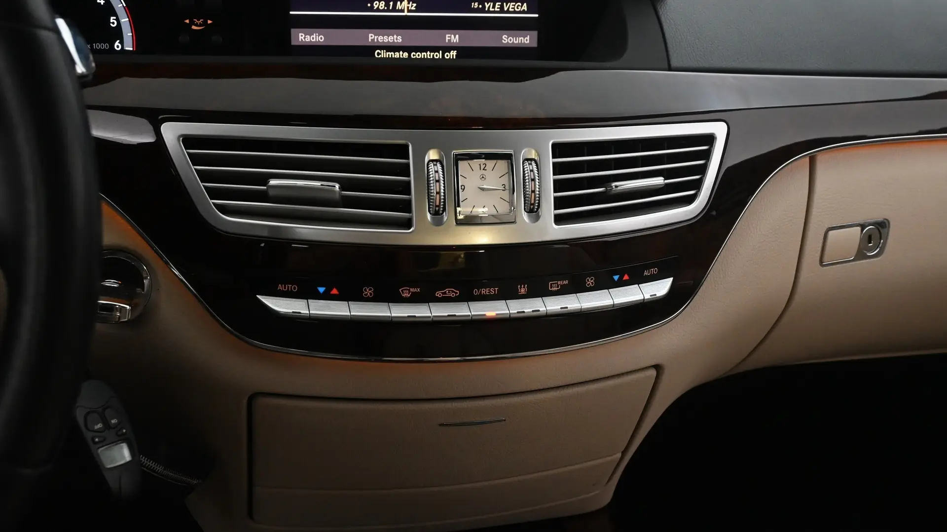 Car Image - 2jjB1OiW6LEvzJjcJ4Rp6z