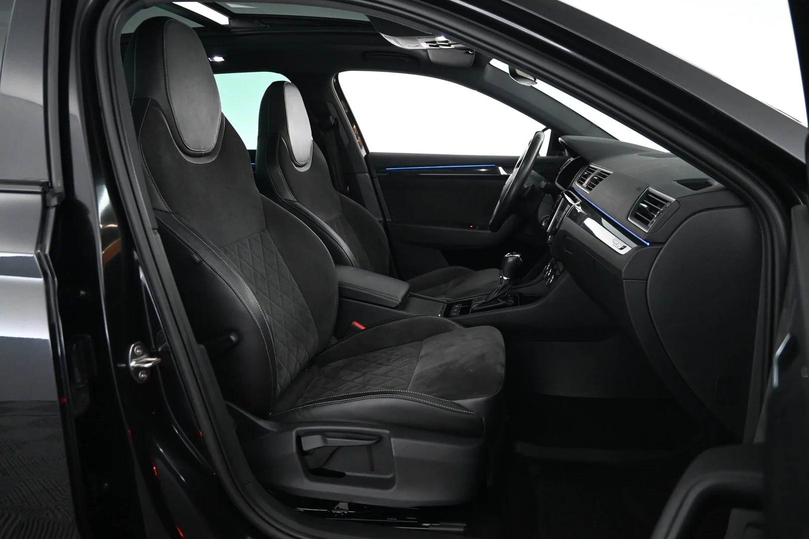 Car Image - 7l7xQnrKvtWh5xEZfl6AOg
