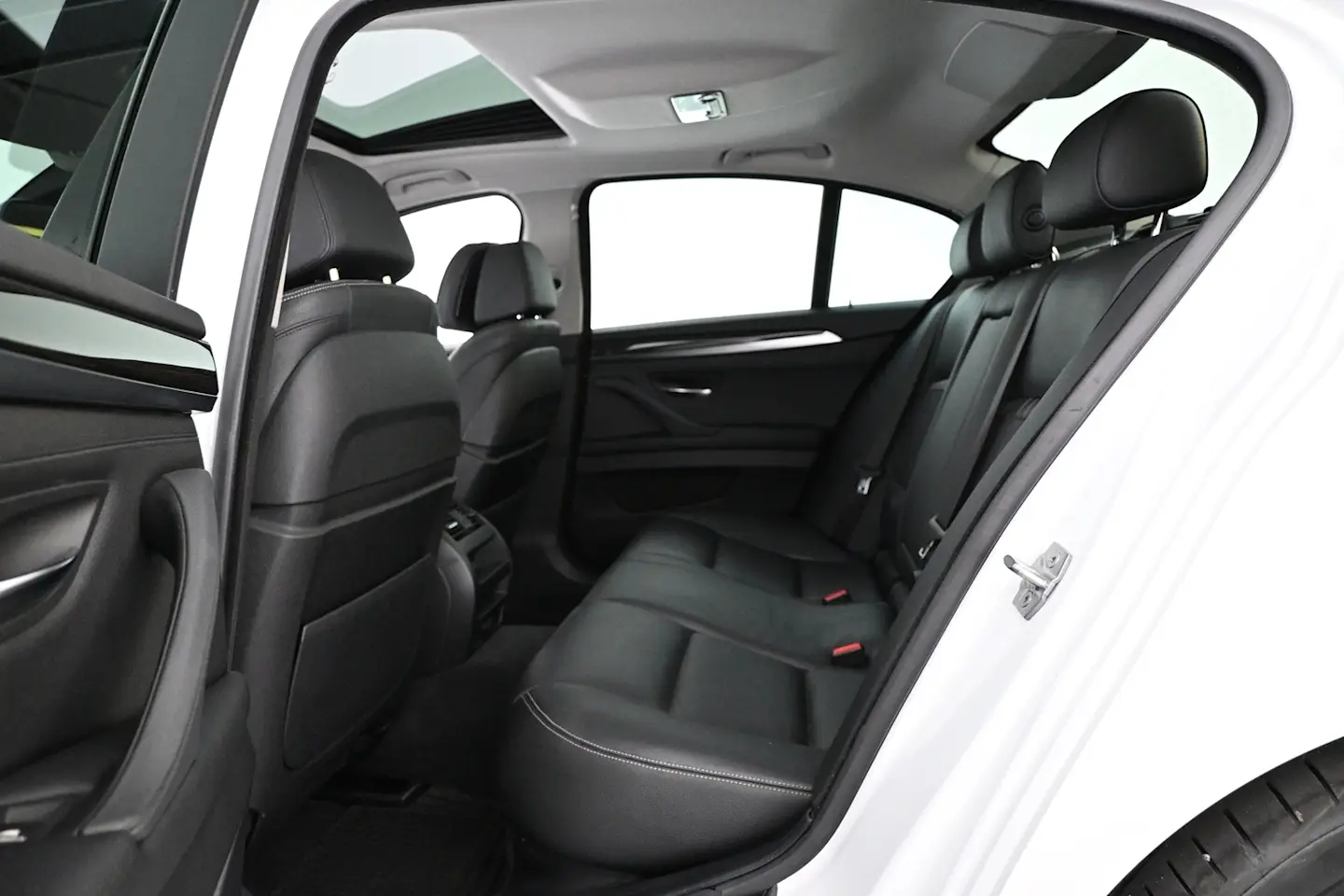 Car Image - 2xw77m5w355Yamdi1dH8NQ