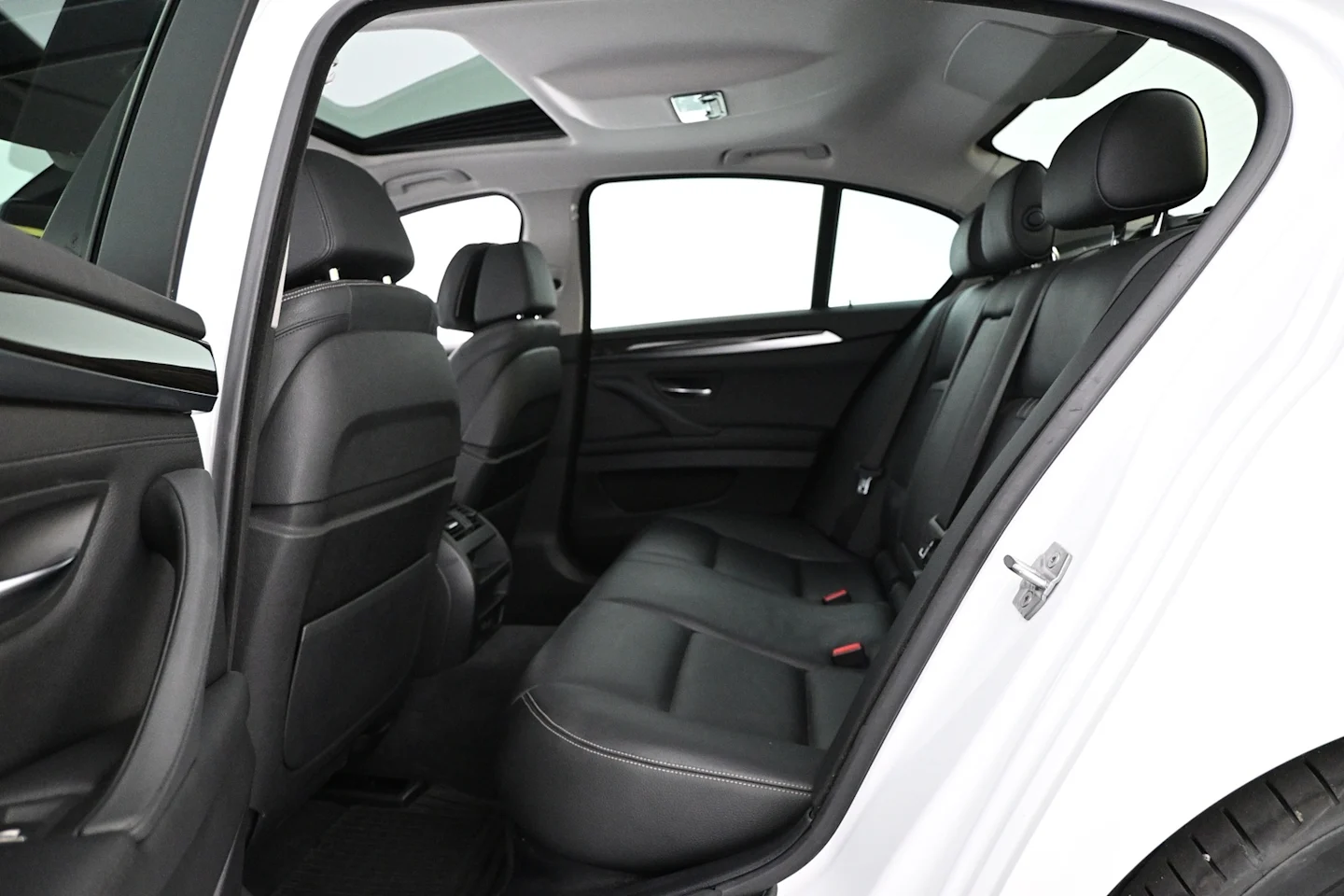 Car Image - 2xw77m5w355Yamdi1dH8NQ