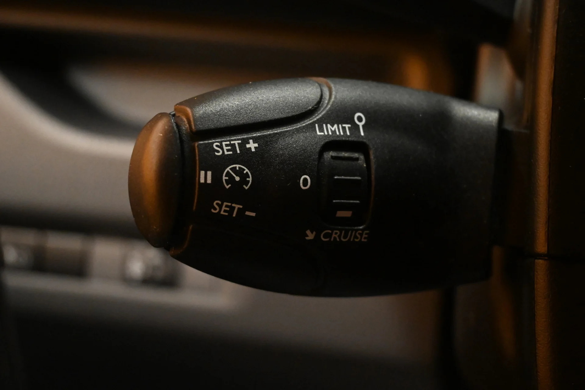 Car Image - 4XAQJJUFvXG1uoAoQndO8X