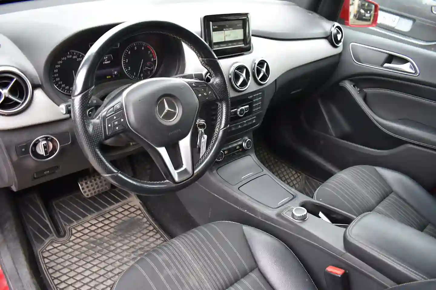 Car Image - 2XCnmGaYiU3Mm8u95nRU7V