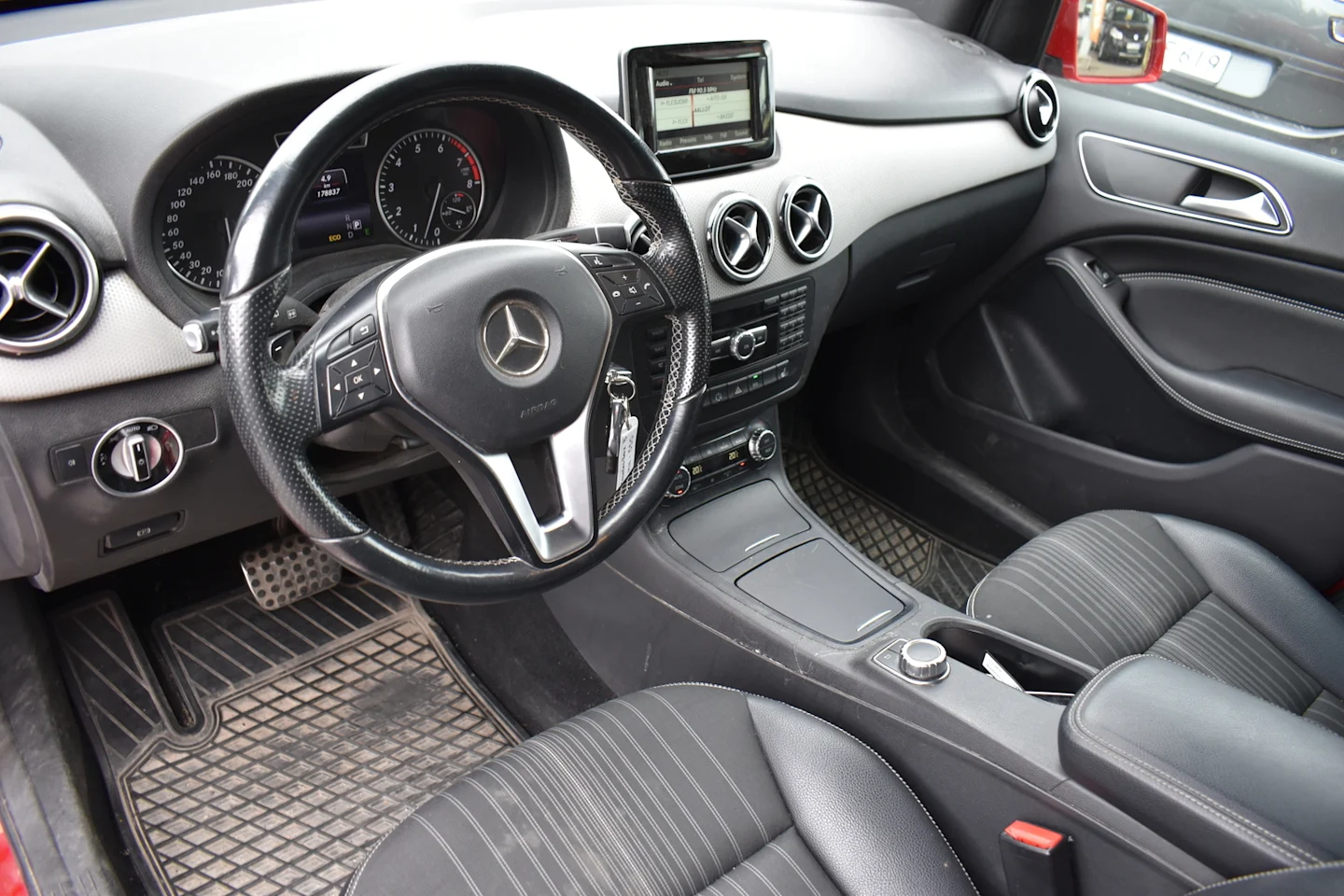 Car Image - 2XCnmGaYiU3Mm8u95nRU7V
