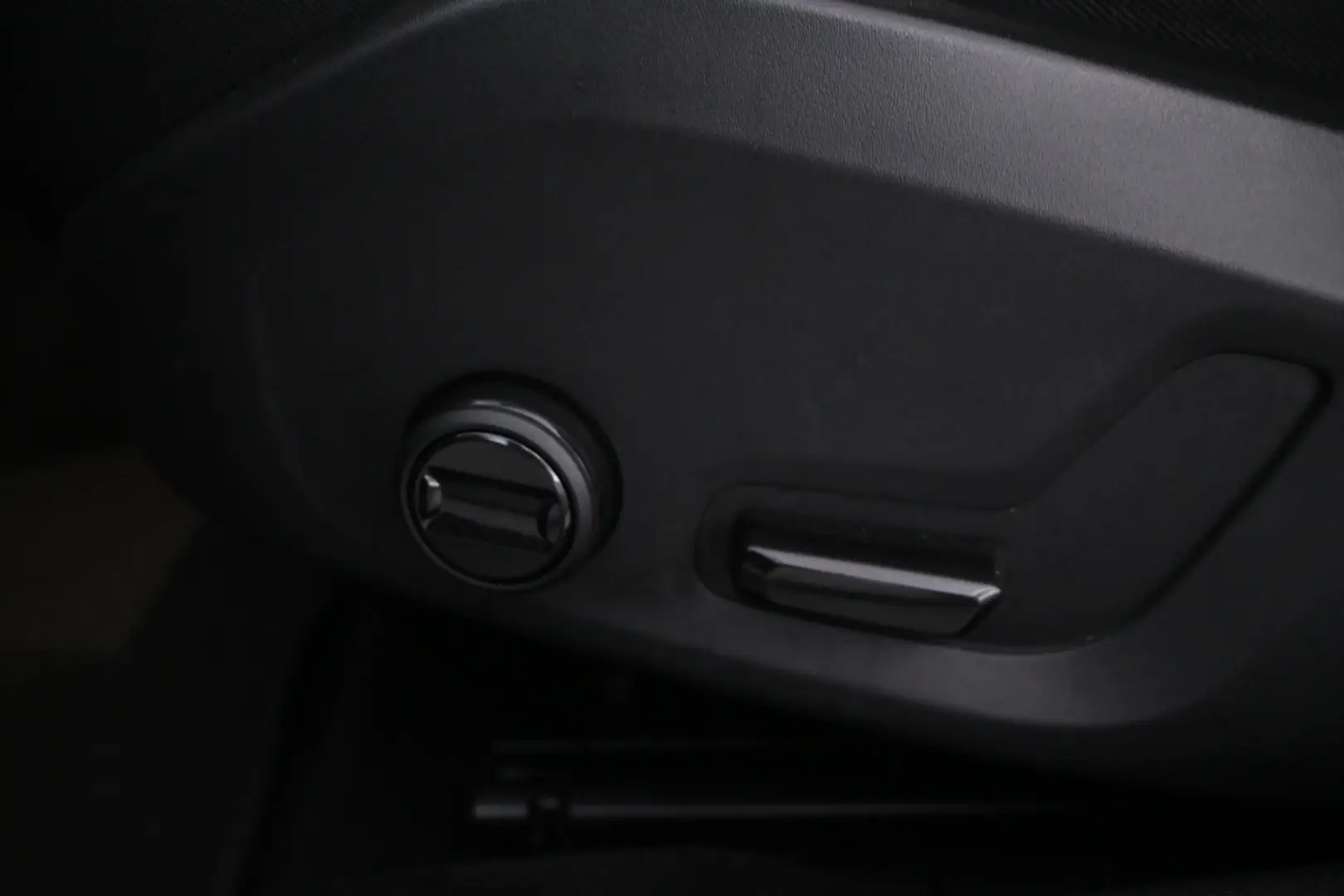 Car Image - 1KRxiIJaJqmbCF56xfIyKw