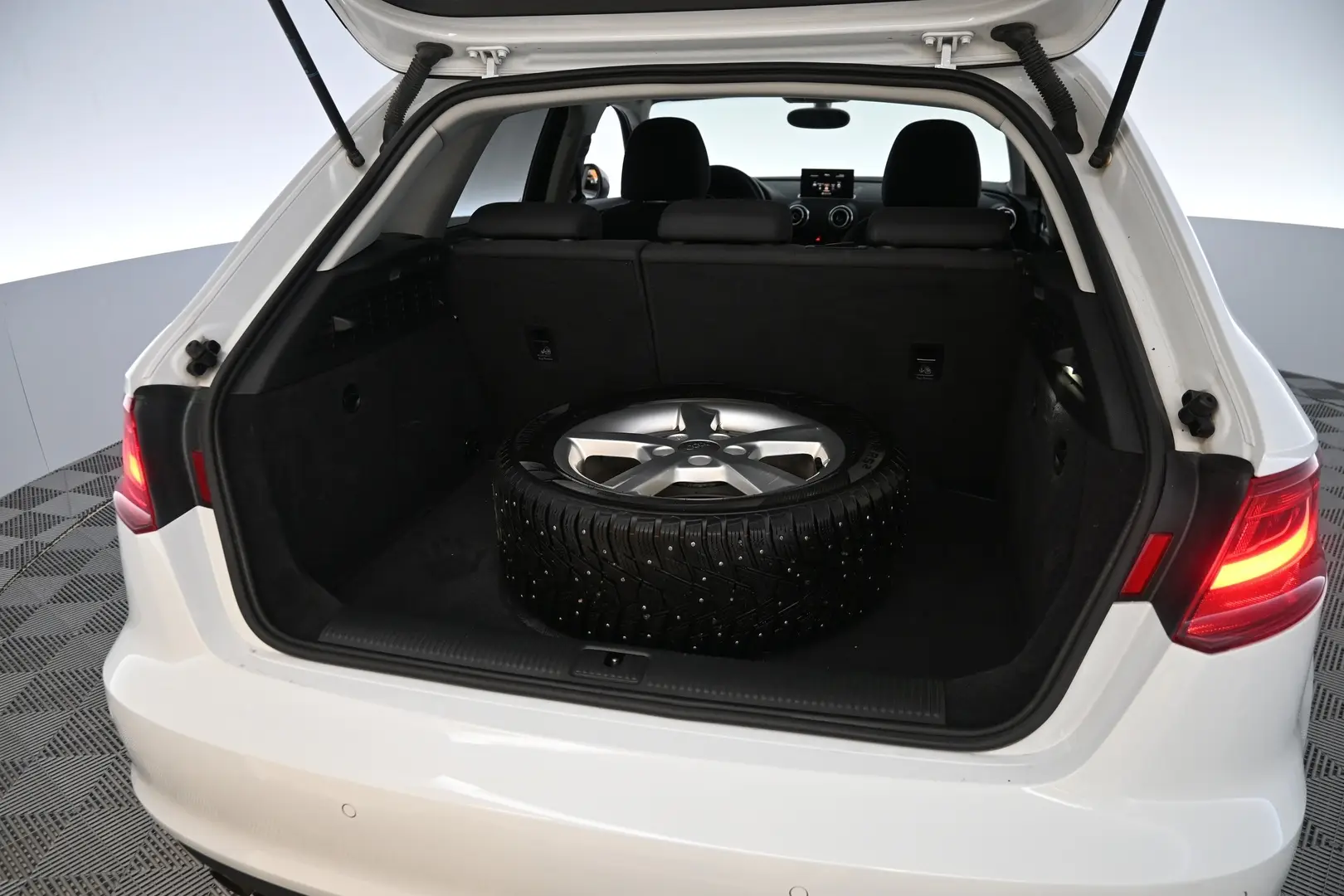 Car Image - 6pGZc9PgZEUmKgn718zlPo