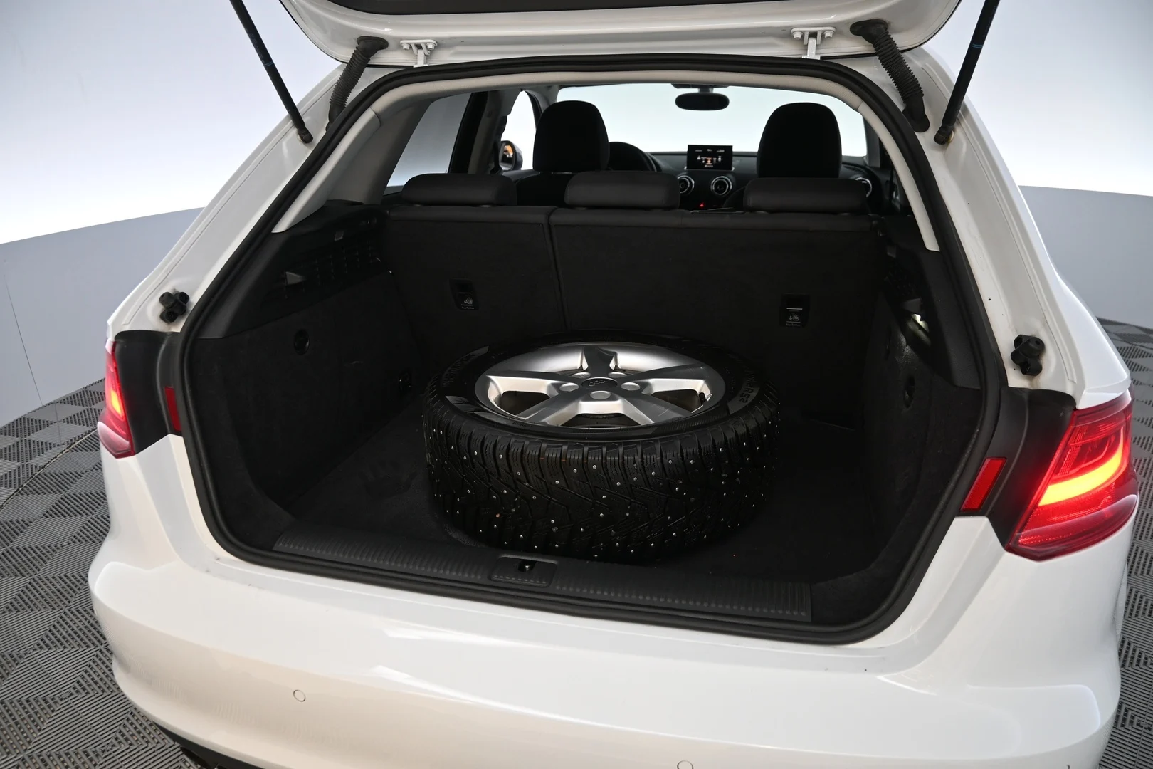 Car Image - 6pGZc9PgZEUmKgn718zlPo