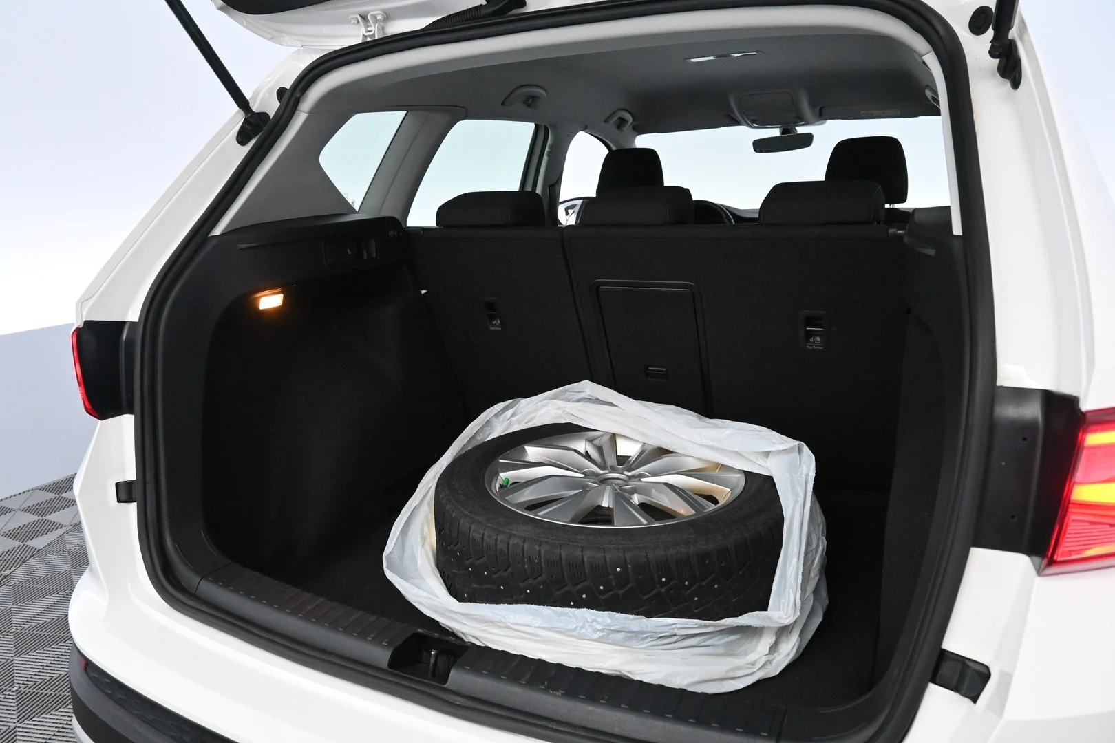 Car Image - 4L42kVXMlqwXO5GJKeHN8j