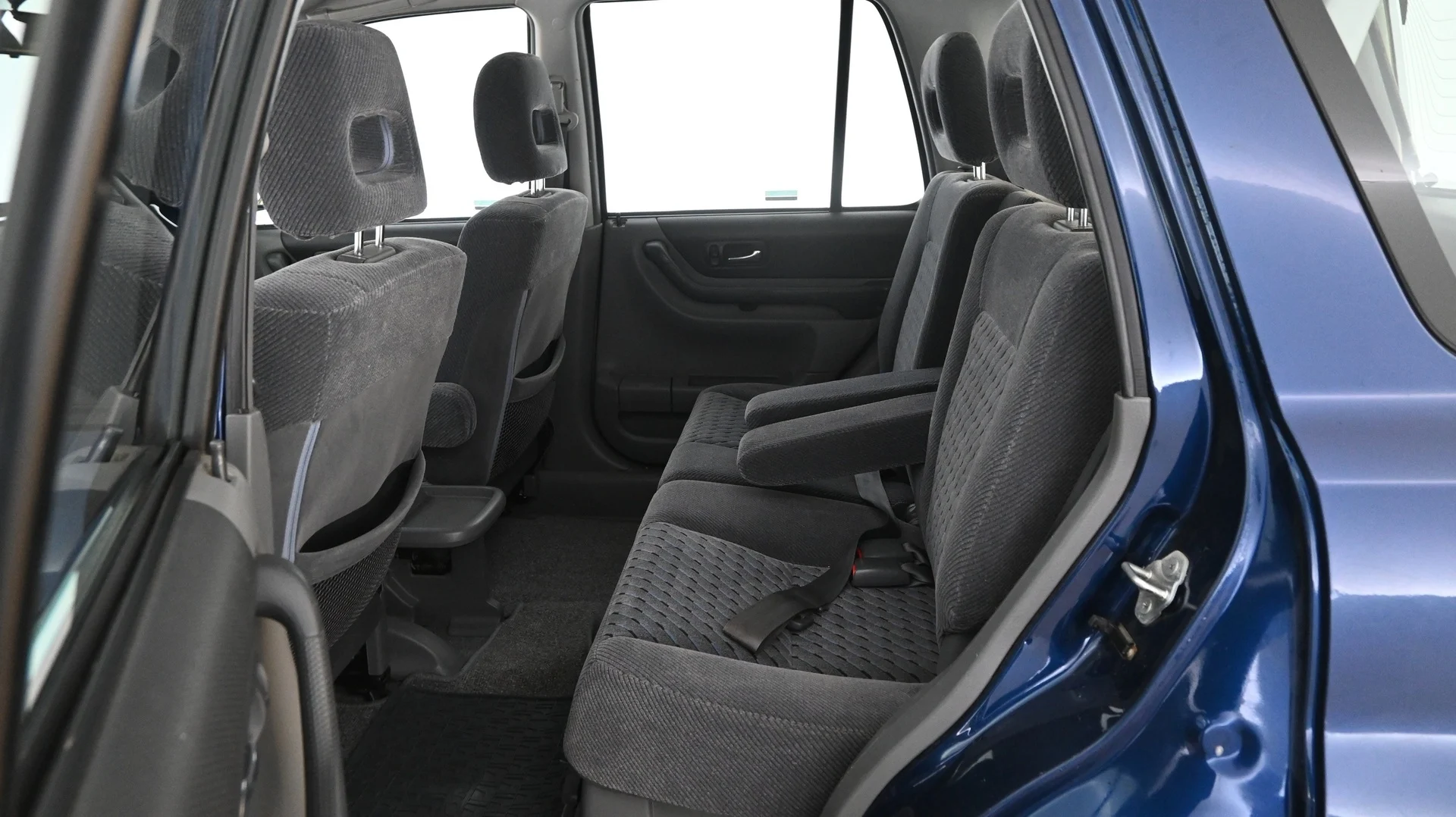 Car Image - 2QuAp2UbnkUj32f9yblB2
